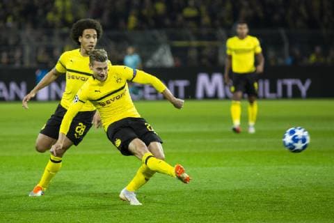 GER, UEFA CL, Borussia Dortmund vs AS Monaco 03.10.2018, Signal Iduna Park, Dortmund, GER, UEFA CL, Borussia Dortmund vs AS Monaco, UEFA REGULATIONS PROHIBIT ANY USE OF PHOTOGRAPHS AS IMAGE SEQUENCES AND OR QUASI-VIDEO im Bild picture shows: Torschuss durch Lukasz Piszczek (Borussia Dortmund 26),