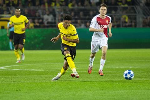 GER, UEFA CL, Borussia Dortmund vs AS Monaco 03.10.2018, Signal Iduna Park, Dortmund, GER, UEFA CL, Borussia Dortmund vs AS Monaco, UEFA REGULATIONS PROHIBIT ANY USE OF PHOTOGRAPHS AS IMAGE SEQUENCES AND OR QUASI-VIDEO im Bild picture shows: Jadon Sancho (Borussia Dortmund 7) mit dem Pass in die Spitze,
