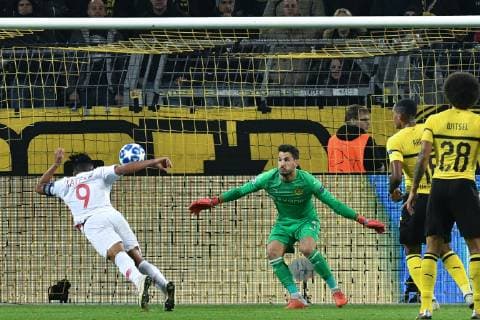 GER, UEFA CL, Borussia Dortmund vs AS Monaco 03.10.2018, Signal Iduna Park, Dortmund, GER, UEFA CL, Borussia Dortmund vs AS Monaco, DFL regulations prohibit any use of photographs as image sequences and or quasi-video im Bild Strafraumszene . Torchance von Radamel Falcao ( 9, AS Monaco) vor Roman Bürki Buerki ( 1, Borussia Dortmund)