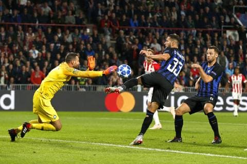 EINDHOVEN, 03-10-2018, Philips Stadium , Season 2018 2019, Champions League football. PSV - Inter Inter defender Danilo D Ambrosio (C) and Inter goalkeeper Samir Handanovic (L) during the game PSV - Inter. PSV - Inter Milan  x2518122x