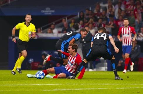 Antoine Griezmann of Atletico de Madrid and Brandon Mechele of Club Brugge during the UEFA Champions League 2018 19 match between Atletico de Madrid and Club Brugge, at Wanda Metropolitano Stadium in Madrid on October 3, 2018. (Photo by Guille M. Cordon Press)