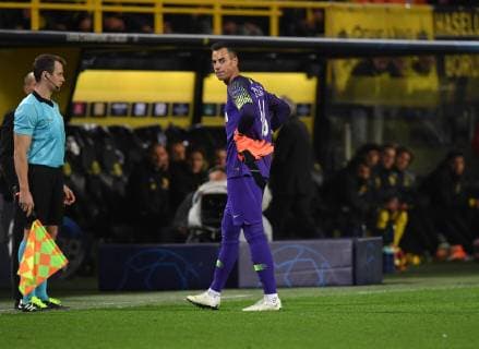 03.10.2018, Fussball, UEFA Champions League, Saison 2018 2019, Vorrunde, 2. Spieltag, Borussia Dortmund - AS Monaco, Torwart Diego Benaglio (AS Monaco) scheidet verletzt aus