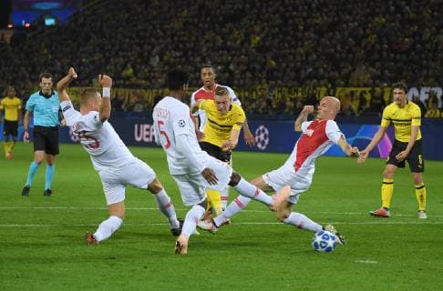03.10.2018, Fussball, UEFA Champions League, Saison 2018 2019, Vorrunde, 2. Spieltag, Borussia Dortmund - AS Monaco, Marius Wolf (Borussia Dortmund), mi., scheitert mit diesem Schuss nur knapp
