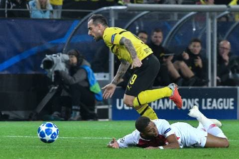 GER, UEFA CL, Borussia Dortmund vs AS Monaco 03.10.2018, Signal Iduna Park, Dortmund, GER, UEFA CL, Borussia Dortmund vs AS Monaco, DFL regulations prohibit any use of photographs as image sequences and or quasi-video im Bild v. li. im Zweikampf Robert Navarro ( 39, AS Monaco) Paco Alcacer ( 9, Borussia Dortmund)