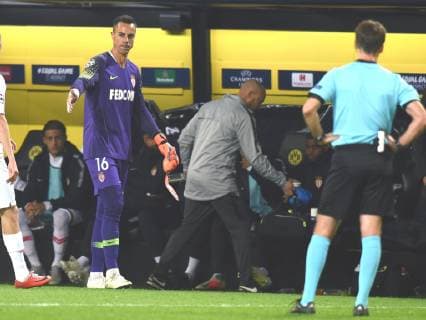 CL Borussia Dortmund - AS Monaco 03.10.2018 Torwart Roman Bürki (BVB) muss verletzt vom Platz DFL REGULATIONS PROHIBIT ANY USE OF PHOTOGRAPHS AS IMAGE SEQUENCES AND OR QUASI-VIDEO