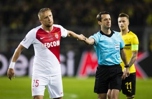 Sport Bilder des Tages Dortmund, 03.10.2018 Schiedsrichter: Alexey Kulbakov (Weißrussland) bedankt sich fürs Fair Play bei Kamil Glik Borussia Dortmund - AS Monaco