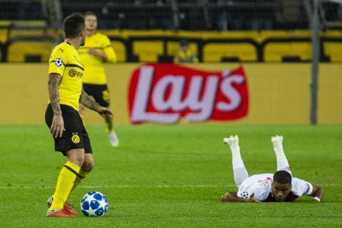 GER, UEFA CL, Borussia Dortmund vs AS Monaco 03.10.2018, Signal Iduna Park, Dortmund, GER, UEFA CL, Borussia Dortmund vs AS Monaco, UEFA REGULATIONS PROHIBIT ANY USE OF PHOTOGRAPHS AS IMAGE SEQUENCES AND OR QUASI-VIDEO im Bild picture shows: Benjamin Henrichs (AS Monaco 39) bleibt nach einem Duell mit Paco Alcacer (Borussia Dortmund 9) am Boden liegen,