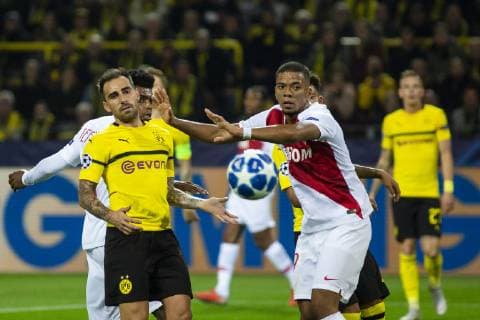 GER, UEFA CL, Borussia Dortmund vs AS Monaco 03.10.2018, Signal Iduna Park, Dortmund, GER, UEFA CL, Borussia Dortmund vs AS Monaco, UEFA REGULATIONS PROHIBIT ANY USE OF PHOTOGRAPHS AS IMAGE SEQUENCES AND OR QUASI-VIDEO im Bild picture shows: Benjamin Henrichs (AS Monaco 39) mit Paco Alcacer (Borussia Dortmund 9) klärt einen Torversuch,