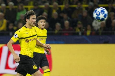 GER, UEFA CL, Borussia Dortmund vs AS Monaco 03.10.2018, Signal Iduna Park, Dortmund, GER, UEFA CL, Borussia Dortmund vs AS Monaco, UEFA REGULATIONS PROHIBIT ANY USE OF PHOTOGRAPHS AS IMAGE SEQUENCES AND OR QUASI-VIDEO im Bild picture shows: Thomas Delaney (Borussia Dortmund 6) kommt nicht mehr an den Pass in die Spitze,