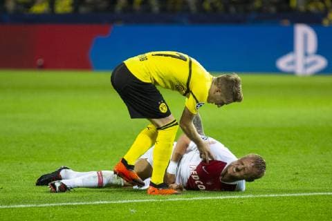 GER, UEFA CL, Borussia Dortmund vs AS Monaco 03.10.2018, Signal Iduna Park, Dortmund, GER, UEFA CL, Borussia Dortmund vs AS Monaco, UEFA REGULATIONS PROHIBIT ANY USE OF PHOTOGRAPHS AS IMAGE SEQUENCES AND OR QUASI-VIDEO im Bild picture shows: Marco Reus (Borussia Dortmund 11) ist bei dem verletzten Kamil Glik (AS Monaco 25), den er versehentlich angeschossen hat,