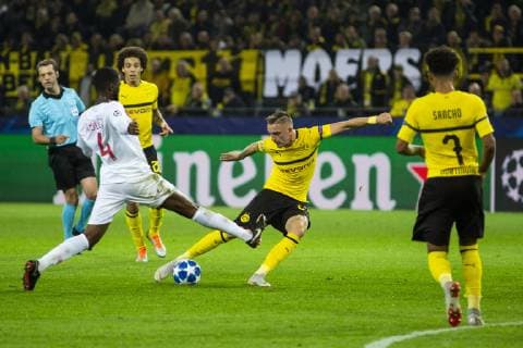 GER, UEFA CL, Borussia Dortmund vs AS Monaco 03.10.2018, Signal Iduna Park, Dortmund, GER, UEFA CL, Borussia Dortmund vs AS Monaco, UEFA REGULATIONS PROHIBIT ANY USE OF PHOTOGRAPHS AS IMAGE SEQUENCES AND OR QUASI-VIDEO im Bild picture shows: Jean-Eudes Aholou (AS Monaco 4) wirft sich in den Torschuss von Marius Wolf (Borussia Dortmund 27),
