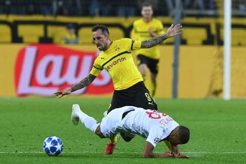 Fußball Champions League Gruppenphase 2. Spieltag Borussia Dortmund - AS Monaco am 03.10.2018 im Signal Iduna Park in Dortmund Benjamin Henrichs ( Monaco ), vorne - Paco Alcacer ( Dortmund ), hinten