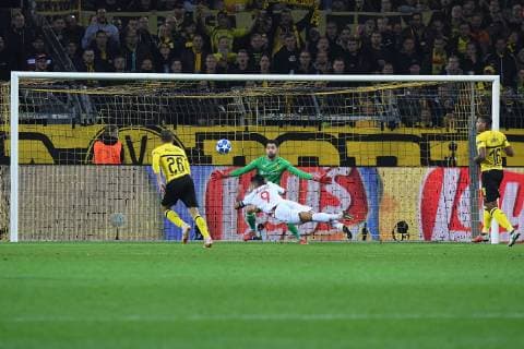 Fußball Champions League Gruppenphase 2. Spieltag Borussia Dortmund - AS Monaco am 03.10.2018 im Signal Iduna Park in Dortmund Lukasz Piszczek ( Dortmund ), links - Roman Bürki ( Dortmund ), hinten rechts - Radamel Falcao ( Monaco ), vorne rechts