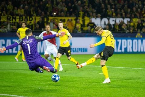 Danijel Subasic of AS Monaco, Jacob Bruun Larsen of Borussia Dortmund during the UEFA Champions League group A match between Borussia Dortmund and AS Monaco at the Signal Iduna Park stadium on October 03, 2018 in Dortmund, Germany Dutch Eredivisie 2018 2019 xVIxVIxImagesx xTomxBodexMultimediaxIVx 12334558