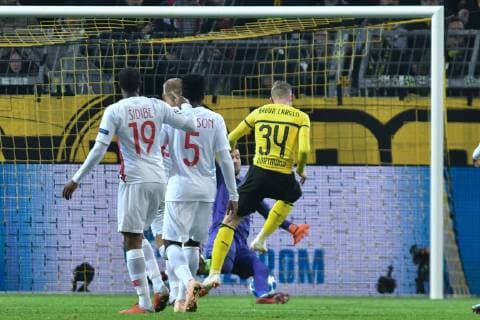 GER, UEFA CL, Borussia Dortmund vs AS Monaco 03.10.2018, Signal Iduna Park, Dortmund, GER, UEFA CL, Borussia Dortmund vs AS Monaco, DFL regulations prohibit any use of photographs as image sequences and or quasi-video im Bild Sergio Gomez ( 34, Borussia Dortmund) macht das Tor zum 1:0