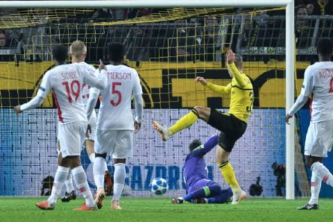 GER, UEFA CL, Borussia Dortmund vs AS Monaco 03.10.2018, Signal Iduna Park, Dortmund, GER, UEFA CL, Borussia Dortmund vs AS Monaco, DFL regulations prohibit any use of photographs as image sequences and or quasi-video im Bild Sergio Gomez ( 34, Borussia Dortmund) macht das Tor zum 1:0