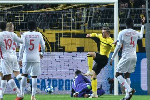 GER, UEFA CL, Borussia Dortmund vs AS Monaco 03.10.2018, Signal Iduna Park, Dortmund, GER, UEFA CL, Borussia Dortmund vs AS Monaco, DFL regulations prohibit any use of photographs as image sequences and or quasi-video im Bild Sergio Gomez ( 34, Borussia Dortmund) macht das Tor zum 1:0