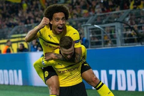 03.10.2018, xkvx, Fussball UEFA Champions League, Borussia Dortmund - AS Monaco emspor, v.l. Tor, Torjubel, Goal celebration, celebrate the goal zum 1:0 durch Jacob Bruun Larsen (BVB Borussia Dortmund) mit der Mannschaft (DFL DFB REGULATIONS PROHIBIT ANY USE OF PHOTOGRAPHS as IMAGE SEQUENCES and or QUASI-VIDEO) Dortmund