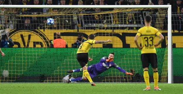 03.10.2018, Fussball, UEFA Champions League, Saison 2018 2019, Vorrunde, 2. Spieltag, Borussia Dortmund - AS Monaco, Paco Alcacer (Borussia Dortmund) trifft mit seinem Elfmeter nur die Torlatte