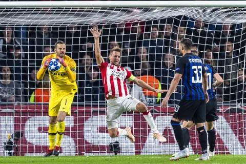 EINDHOVEN, Netherlands, 03-10-2018, football, Philips stadium, Champions league, season 2018 2019, Inter Milan goalkeeper Samir Handanovic (L), PSV player Luuk de Jong, during the match PSV - Inter Milan, PSV - Inter Milan x2518555x