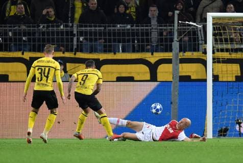 03.10.2018, Fussball, UEFA Champions League, Saison 2018 2019, Vorrunde, 2. Spieltag, Borussia Dortmund - AS Monaco, Paco Alcacer (Borussia Dortmund), mi., erzielt das Tor zum 2:0, links Jacob Bruun Larsen (Borussia Dortmund), rechts Andrea Raggi (AS Monaco)