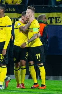 03.10.2018, xkvx, Fussball UEFA Champions League, Borussia Dortmund - AS Monaco emspor, v.l. Tor, Torjubel, Goal celebration, celebrate the goal zum 2:0 durch Paco Alcacer (BVB Borussia Dortmund) mit der Mannschaft (DFL DFB REGULATIONS PROHIBIT ANY USE OF PHOTOGRAPHS as IMAGE SEQUENCES and or QUASI-VIDEO) Dortmund