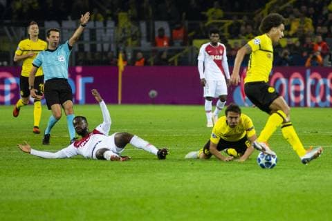 GER, UEFA CL, Borussia Dortmund vs AS Monaco 03.10.2018, Signal Iduna Park, Dortmund, GER, UEFA CL, Borussia Dortmund vs AS Monaco, UEFA REGULATIONS PROHIBIT ANY USE OF PHOTOGRAPHS AS IMAGE SEQUENCES AND OR QUASI-VIDEO im Bild picture shows: Schiedsrichter Referee Aleksei Kulbakov entscheidet auf Vorteil für Monaco,
