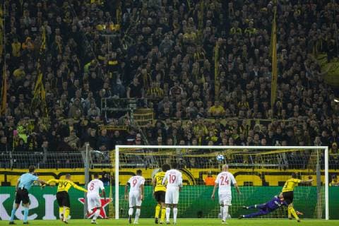 GER, UEFA CL, Borussia Dortmund vs AS Monaco 03.10.2018, Signal Iduna Park, Dortmund, GER, UEFA CL, Borussia Dortmund vs AS Monaco, UEFA REGULATIONS PROHIBIT ANY USE OF PHOTOGRAPHS AS IMAGE SEQUENCES AND OR QUASI-VIDEO im Bild picture shows: Paco Alcacer (Borussia Dortmund 9) verschießt einen Elfmeter,