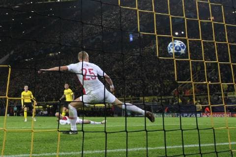 03.10.2018, xkvx, Fussball UEFA Champions League, Borussia Dortmund - AS Monaco emspor, v.l. Goal scored, Tor zum 2:0 durch Paco Alcacer (BVB Borussia Dortmund) (DFL DFB REGULATIONS PROHIBIT ANY USE OF PHOTOGRAPHS as IMAGE SEQUENCES and or QUASI-VIDEO) Dortmund