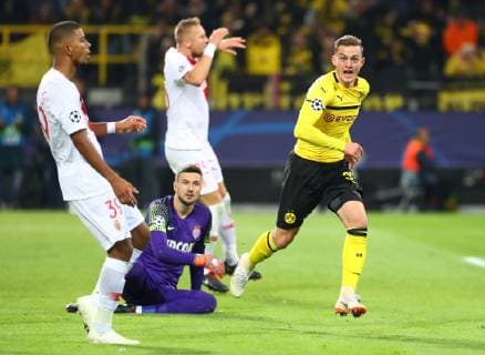 Mittwoch 03.10.2018, Saison 2018 2019, UEFA Champions League, 2. Spieltag im Dortmunder Signal Iduna Park, BVB 09 Borussia Dortmund - AS Monaco, Dortmunder Torjubel zum 1:0: Benjamin Henrichs (ASM), Danijel Subasic (Torwart, ASM), Andrea Raggi (ASM) und Torschütze Jacob Bruun Larsen (BVB), v.l.