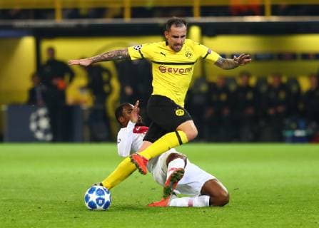 Mittwoch 03.10.2018, Saison 2018 2019, UEFA Champions League, 2. Spieltag im Dortmunder Signal Iduna Park, BVB 09 Borussia Dortmund - AS Monaco, Djibril Sidibe (ASM) gegen Paco Alcacer, Francisco Alcacer Garcia (BVB), v.l.