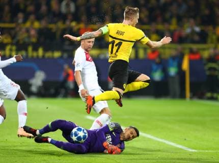 Mittwoch 03.10.2018, Saison 2018 2019, UEFA Champions League, 2. Spieltag im Dortmunder Signal Iduna Park, BVB 09 Borussia Dortmund - AS Monaco, Danijel Subasic (Torwart, ASM) gegen Marco Reus (BVB), v.l.