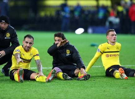 Mittwoch 03.10.2018, Saison 2018 2019, UEFA Champions League, 2. Spieltag im Dortmunder Signal Iduna Park, BVB 09 Borussia Dortmund - AS Monaco, Jubel der Dortmunder Spieler nach Abpfiff: Marius Wolf (BVB), Paco Alcacer, Francisco Alcacer Garcia (BVB), Thomas Delaney (BVB) und Jacob Bruun Larsen (BVB), v.l.