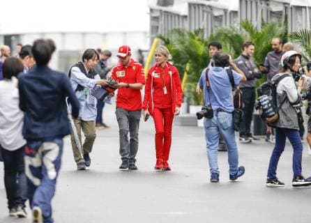 Motorsports: FIA Formula One World Championship WM Weltmeisterschaft 2018, Grand Prix of Japan, World Championship 2018 Grand Prix Japan , 5 Sebastian Vettel (GER, Scuderia Ferrari) with Britta Roeske Suzuka Japan