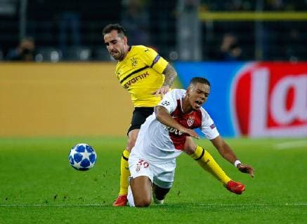 Dortmund, Deutschland, UEFA Champions League , 2. Spieltag, Matchday 2 , Borussia Dortmund : AS Monaco 3-0 im Signal-Iduna Park in Dortmund am 03.10. 2018 Paco ALCACER (BVB) li.- und Benjamin HENRICHS (ASM) re.-
