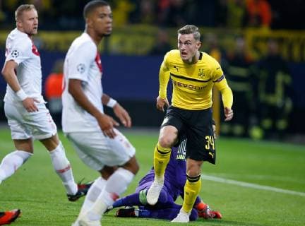 Dortmund, Deutschland, UEFA Champions League , 2. Spieltag, Matchday 2 , Borussia Dortmund : AS Monaco 3-0 im Signal-Iduna Park in Dortmund am 03.10. 2018 Jacob BRUUN-LARSEN (BVB) re.- freut sich über seinen Treffer zum 1-0