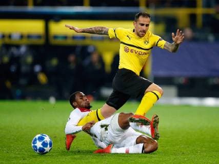 Dortmund, Deutschland, UEFA Champions League , 2. Spieltag, Matchday 2 , Borussia Dortmund : AS Monaco 3-0 im Signal-Iduna Park in Dortmund am 03.10. 2018 Djibril SIDIBE (ASM) li.- kann Paco ALCACER (BVB) re.- nur mit einem Foul stoppen