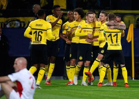 Dortmund, Deutschland, UEFA Champions League , 2. Spieltag, Matchday 2 , Borussia Dortmund : AS Monaco 3-0 im Signal-Iduna Park in Dortmund am 03.10. 2018 Die Dortmunder Spieler freut sich mit dem Torschützen zum 2-0 Paco ALCACER (BVB) re.-