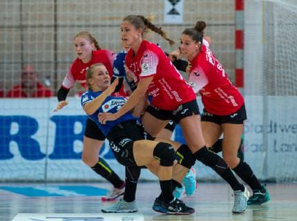 03-10-2018 Bad Langensalza Handball -Bundesliga Frauen Saison 2018 2019 DHB- Pokal THC Erfurt Bad Langensalza -- HSG Blomberg-Lippe vorn Kathrin Pichlmeier 10( HSG Blomberg - Lippe ), v.l. Meike Schmelzer 13(Thueringer HC), Alice Stolle 17 (Thueringer HC) und Emily Bölk 20(Thueringer HC ) Aktion