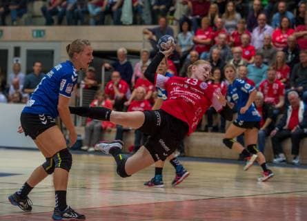 03-10-2018 Bad Langensalza Handball -Bundesliga Frauen Saison 2018 2019 DHB- Pokal THC Erfurt Bad Langensalza -- HSG Blomberg-Lippe v.l.Munia Smits 06( HSG Blomberg - Lippe ) und Meike Schmelzer 13(Thueringer HC) Aktion