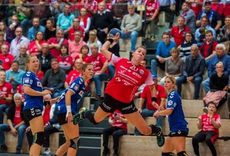 03-10-2018 Bad Langensalza Handball -Bundesliga Frauen Saison 2018 2019 DHB- Pokal THC Erfurt Bad Langensalza -- HSG Blomberg-Lippe Emily Bölk 20(Thueringer HC ) beim Torwurf . Aktion