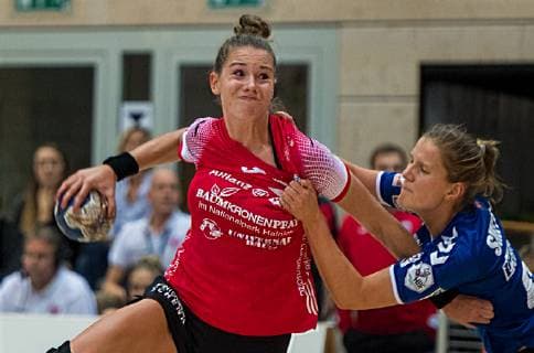 03-10-2018 Bad Langensalza Handball -Bundesliga Frauen Saison 2018 2019 DHB- Pokal THC Erfurt Bad Langensalza -- HSG Blomberg-Lippe v.l.Emily Bölk 20(Thueringer HC )und Gisa Klaunig 04( HSG Blomberg - Lippe ) Aktion