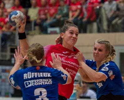 03-10-2018 Bad Langensalza Handball -Bundesliga Frauen Saison 2018 2019 DHB- Pokal THC Erfurt Bad Langensalza -- HSG Blomberg-Lippe v.l. Laura Rüffieux 03 ( HSG Blomberg - Lippe ) , Emily Bölk 20(Thueringer HC ) und Kathrin Pichlmeier 10( HSG Blomberg - Lippe ) Aktion