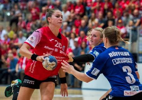 03-10-2018 Bad Langensalza Handball -Bundesliga Frauen Saison 2018 2019 DHB- Pokal THC Erfurt Bad Langensalza -- HSG Blomberg-Lippe v.l.Emily Bölk 20(Thueringer HC ) , Celine Michielsen 15( HSG Blomberg - Lippe ) undLaura Rüffieux 03 ( HSG Blomberg - Lippe ) Aktion