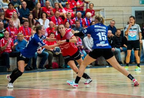 03-10-2018 Bad Langensalza Handball -Bundesliga Frauen Saison 2018 2019 DHB- Pokal THC Erfurt Bad Langensalza -- HSG Blomberg-Lippe v.l.Agela Steenbakkers 13( HSG Blomberg - Lippe ),Iveta Luzumova 18(Thueringer HC ) und Celine Michielsen 15( HSG Blomberg - Lippe ) Aktion