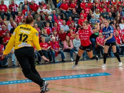 03-10-2018 Bad Langensalza Handball -Bundesliga Frauen Saison 2018 2019 DHB- Pokal THC Erfurt Bad Langensalza -- HSG Blomberg-Lippe v.l.Anna Monz 12 ( HSG Blomberg - Lippe ) ,Alicia Stolle 17 (Thueringer HC)und Silje Brons Petersen 23( HSG Blomberg - Lippe ) Aktion
