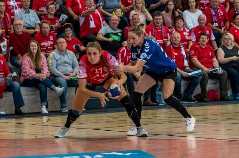 03-10-2018 Bad Langensalza Handball -Bundesliga Frauen Saison 2018 2019 DHB- Pokal THC Erfurt Bad Langensalza -- HSG Blomberg-Lippe v.l.Alicia Stolle 17 (Thueringer HC)und Silje Brons Petersen 23( HSG Blomberg - Lippe ) Aktion