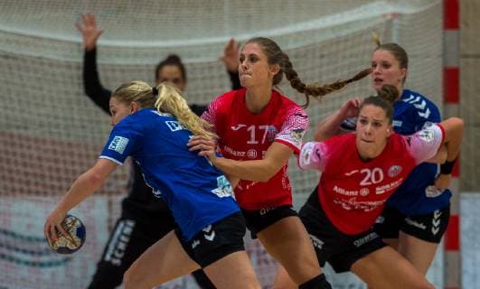 03-10-2018 Bad Langensalza Handball -Bundesliga Frauen Saison 2018 2019 DHB- Pokal THC Erfurt Bad Langensalza -- HSG Blomberg-Lippe v.l.Tess van Buren 07( HSG Blomberg - Lippe ), Alice Stolle 17 (Thueringer HC), Emily Bölk 20(Thueringer HC ) und Gisa Klaunig 04( HSG Blomberg - Lippe ) Aktion