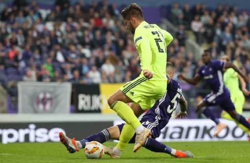 Anderlecht s Ognjen Vranjes and Dinamo Zagreb s forward Bruno Petkovic fight for the ball during a game of Belgian soccer team RSC Anderlecht against Croatian team Dinamo Zagreb in Anderlecht, Thursday 04 October 2018, on day two of the Europa League group stage, in group D. VIRGINIExLEFOUR  x05440598x
