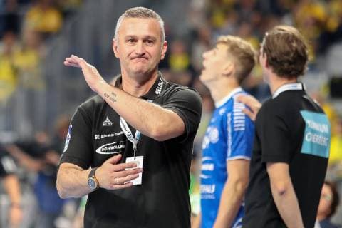 Denis Bahtijarevic (Trainer, Cheftrainer, VfL Gummersbach), gibt Anweisungen, gestikuliert, mit den Armen gestikulieren, gives instructions, gesticulate, Einzelbild, Aktion, Action, enttäuscht schauend, Enttäuschung, Frustration, disappointed, pessimistisch, Handball, DKB Bundesliga, Rhein-Neckar Löwen - VfL Gummersbach,